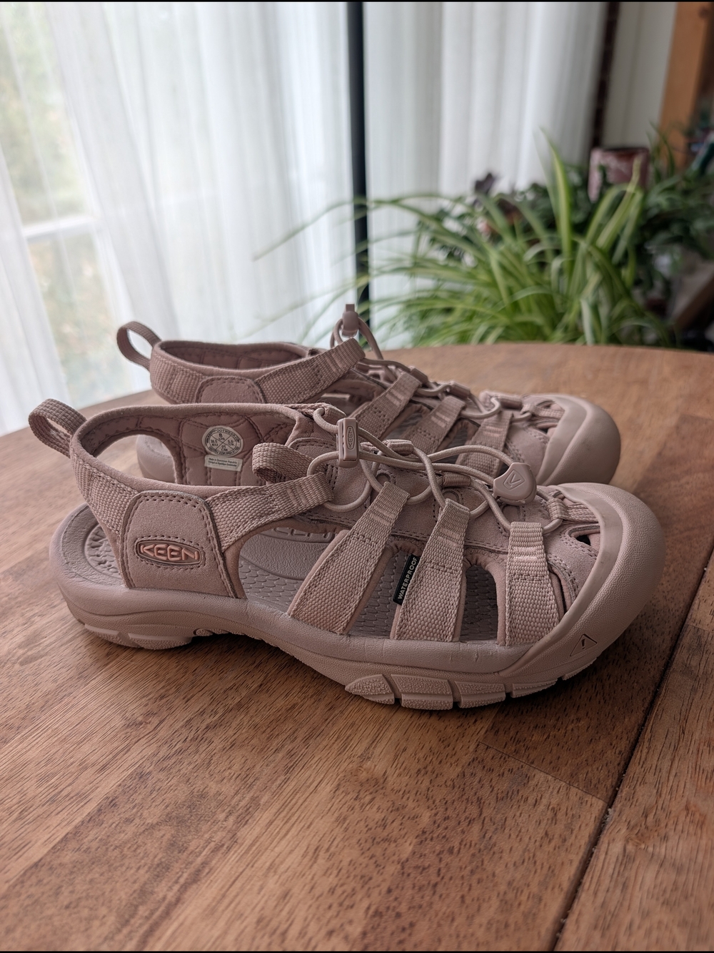 KEEN These are the Women's Newport H2 Sandal. Size 8
